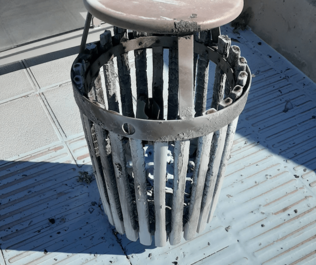 Estado en el que quedó la papelera (Foto TA)